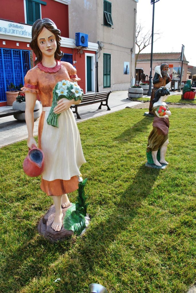 14 - Donna con fiori e brocca - Anno 2008 - Supercondominio Cala Lupo - Associazione Il Tempo della Memoria - Presepe di Stintino